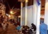 MAPI: TURISTAS DUERMEN EN FILA PARA COMPRAR BOLETO