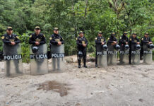 RETIRAN A INVASORES DE VÍA A MAPI