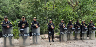 RETIRAN A INVASORES DE VÍA A MAPI